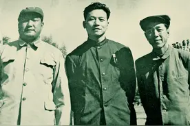 学党史|林彪一生最后的题词：“大海航行靠舵手”图片