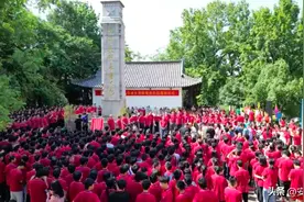 安徽这所中学为保护烈士陵园而建！高考结束后，学子返校向985位英烈告别图片