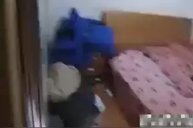 卧室衣柜里竟然藏了个陌生人！警方控制后发现原因…图片