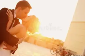 夫妻结婚多年后还会接吻吗？听听这两位女士怎么说图片