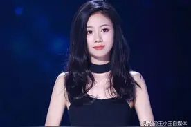 同样是《好声音》总冠军，把伍珂玥和单依纯一对比，差距就出来了图片