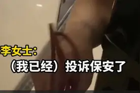 不脱衣服保安不给进？业主为跑腿小哥投诉后，网友为保安打抱不平图片