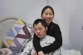 26岁女孩抱22岁弟弟如厕，每晚搂他睡觉，不敢找男友，梦想当老师图片