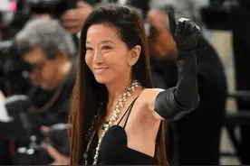 73岁王薇薇秀无遮挡胯部，背影很少女，生图中和54岁邓文迪似同龄图片