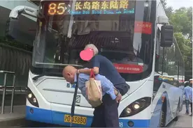 高龄老人独自乘车，热心司机背起老人助其回家图片