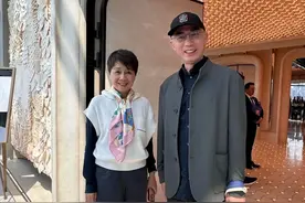 大佬聚会！梁安琪系丝巾，马云穿布鞋，邓文迪一身香奈儿套装抢镜图片