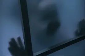 河北一女子半夜上厕所被吓懵，门前出现个人影，随后门被缓缓打开图片