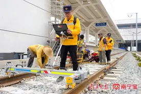 为让高铁更舒适平稳，他们一天弯腰8000余次，与0.1毫米“较量”图片