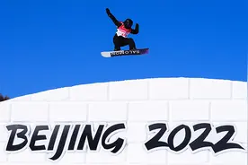 上演中国单板滑雪坡面障碍技巧首秀 荣格拼尽全力收获感动图片