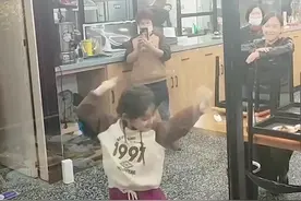 6岁女孩饭店里即兴演绎民族舞图片