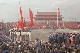 开国大典，40名女便衣潜伏在天安门城楼，军统“赛狸猫”知难而退图片