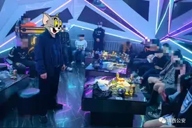 亮剑2021 | 15名男女KTV聚众吸毒，靖西警方雷霆出击一锅端！图片