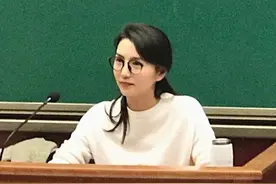 陈好上课被偷拍，穿毛衣带保温杯像女教师，素颜婴儿肌肤色太抢镜图片