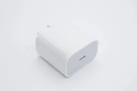 官方宣称半小时充电50%，苹果iPhone 14原装20W快充充电器拆解图片