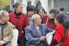 65岁张燕在男雇主家里做保姆20年，分别时90岁雇主给她一张银行卡图片