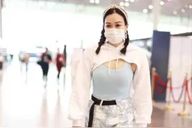 钟丽缇也太自信了吧！穿半截卫衣配背心走机场，腰间赘肉太显胖图片