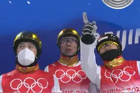 再添一银！中国队获得自由式滑雪空中技巧混合团体银牌图片