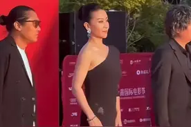 西安这晚，王大治和苗圃同框，胖到差点认不出，闫妮这身材绝了图片
