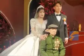 爷爷戴一身军功章参加新人婚礼 网友：最有意义的一张婚礼合影图片