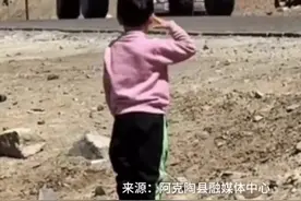 【少年戎装梦！#萌娃看到军车立正敬礼站得笔直#】图片