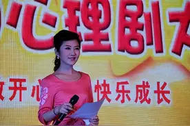 与贾浅浅一起得奖的节目主持人，很美图片