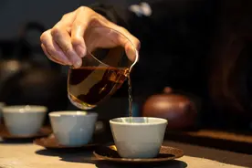 长期喝白开水和长期喝茶的人，谁的身体更健康？图片