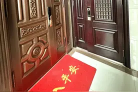 邻居换了入户门，比我家门高了好多，心里别扭，我家要不要换？图片