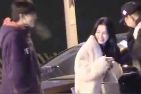 刘奕君儿子刘怡潼恋情曝光，和女友亲吻拥抱很亲昵，深夜同回住处图片