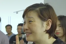 55岁徐帆探班冯小刚，冯导满脸嫌弃好尴尬，17岁徐朵仍坐妈妈怀里图片