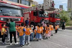 当“小不点儿”遇上“火焰蓝”｜沈北萌娃给消防叔叔送锦旗图片