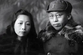 1958年，毛主席散步偶遇罗荣桓夫妇，笑问林月琴：我说得对吧？图片