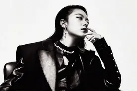 00后小花赵今麦《GQ》黑白风格写真大片，变身摇滚酷女孩图片