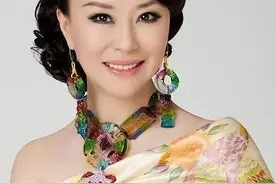 她是国家一级演员，9次登春晚，嫁大37岁丈夫被抛弃至今单身图片