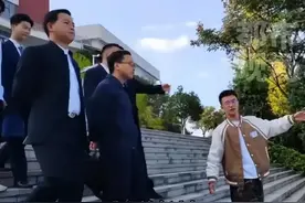 好的不学学坏的，大学生身上的行政夹克，打的只有校领导的脸？图片