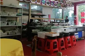 广东大哥请朋友吃夜宵，4人6个菜花了300元，还被网友吐槽太寒酸图片