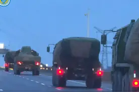 解放军动真格，台海集结大军，赖清德被吓到，拿出12国国旗壮胆图片