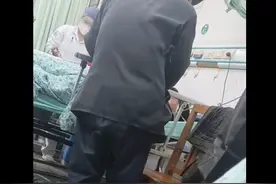 92岁哥哥陪90岁弟弟就医寸步不离图片