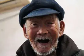 乡村纪实：独臂刘二爷和他的瘸腿老婆，把苦难的日子过成了春天图片