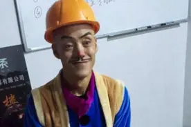 四川一老农因长得像光头强走红，开豪车拥娇妻，现在靠跑摩的为生图片