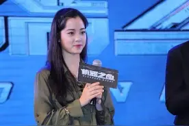 青年大提琴手欧阳娜娜穿牛仔裤图片
