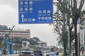 清溪路违停车“包围”地铁口，贵阳交警这样管！图片