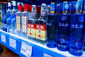 过年选酒，认准瓶身“2个记号”，不管价格高低，都是纯粮食好酒图片