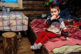 俄罗斯境内原始部落，发电靠手摇，没手机没网络，汉特人如何生活图片