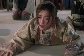 周星驰《九品芝麻官》：戚家一族尽数被灭门，活着的秦氏被玷污图片