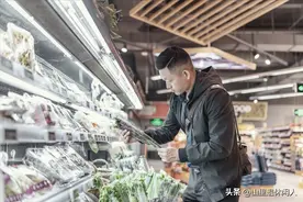 大学同学抽我的烟却从不回请，毕业几年后我结婚，却收到他的大礼图片