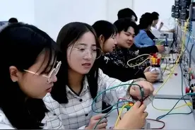 “职高生”和“高中生”对比照，一样的青春不一样的命运，很心酸图片