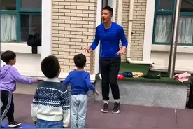 山东一男幼师热情满满地教孩子们跳操！网友看后直呼最阳刚的老师图片