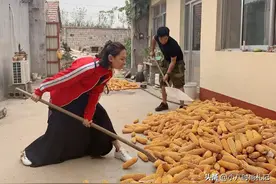 著名演员郭晓冬回农村过年！娇妻穿花棉袄赶集买春联，一点不娇气图片