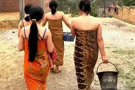 老挝媳妇带上三位姨妹去洗澡，叫我一起去太尴尬了图片