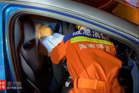 一男子酒后昏睡车内 洋浦消防破窗解危机图片